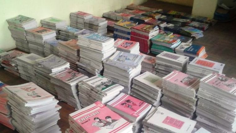 विद्यार्थीलाई निजी विद्यालय जानबाट रोक्न पाठ्यपुस्तक वितरण